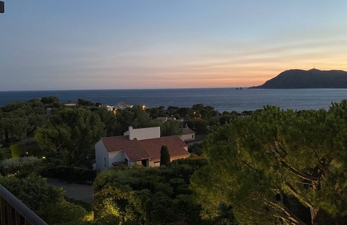 Saint-Mandrier-sur-Mer Apartment | [Les 2 frères] Panoramic sea view + solarium + pools + air conditioning