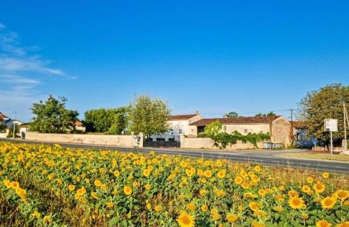 Le Mung Villa | Les Abelins Farmhouse private pool, covered barn