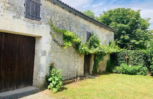 Le Mung Villa | Les Abelins Farmhouse private pool, covered barn