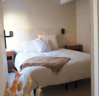 Quartier Hyper-Centre Apartment | Les baleines - hypercentre 2 chambres avec garage et clim - air conditioning