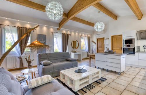 Poussan Apartment | Les bois flottés