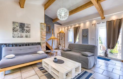 Poussan Apartment | Les bois flottés