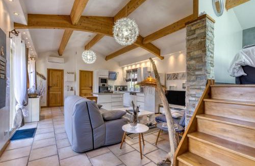 Poussan Apartment | Les bois flottés