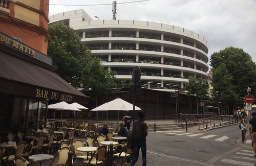 Carmes Apartment | Les Carmes central accommodation 6 people-parking-breakfast