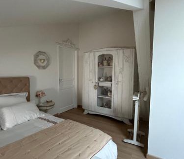 Saint-Loup-de-Varennes House | Les chambres claires Givry
