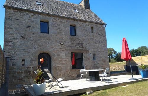 Ploumilliau House | Les charmantes pierres percées