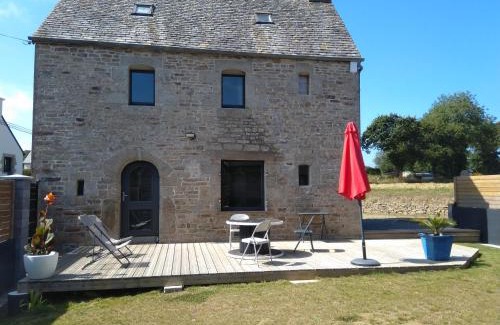 Ploumilliau House | Les charmantes pierres percées