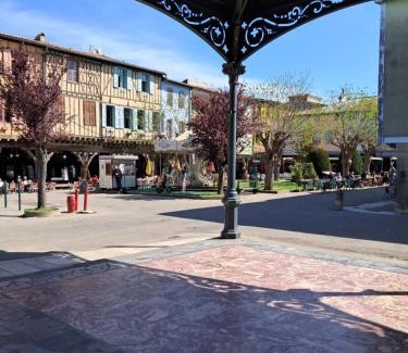 Mirepoix Apartment | Les coquelicots.