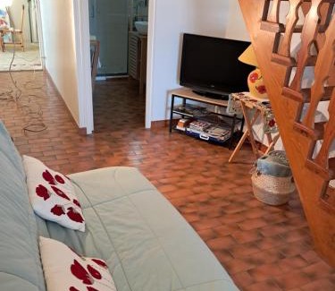 Mirepoix Apartment | Les coquelicots.