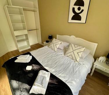 Miroir - Batignolles Apartment | Les Cyclades - Gare - 6 pers