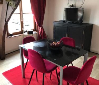 Saint-Omer Apartment | Les Dames au chapeau vert