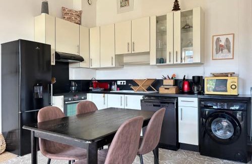 Commes Apartment | Les Douves Duplex 5 personnes lumineux avec jardin et terrasse aménagée , vue sur château à 5mn de la mer, proche Omaha Beach et Bayeux