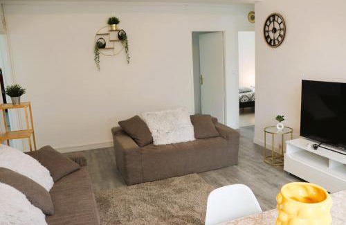 Saint-Jean-de-la-Ruelle Apartment | Les Erables Appart - 3 chambres - Spacieux et moderne avec balcon, parking et wifi