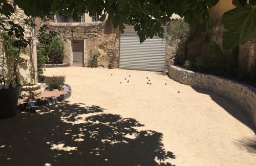 Pezenas Apartment | Les fenêtres sur cour