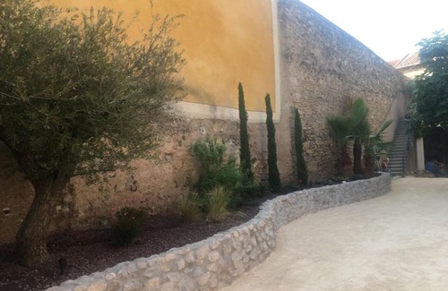 Pezenas Apartment | Les fenêtres sur cour