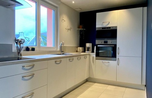 Plouneour-Brignogan-Plages House | Les pieds dans l'eau. privileged location with direct access to the beach.