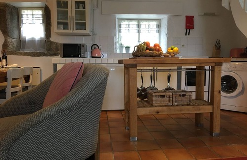 Caylus Cottage | Les gites Pérard (East Gite) sleeps 4. Use of Swimming Pool & Pet friendly.
