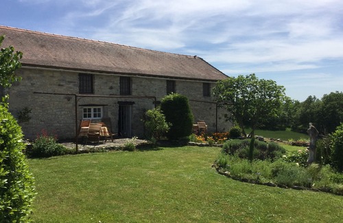 Caylus Cottage | Les gites Pérard (East Gite) sleeps 4. Use of Swimming Pool & Pet friendly.