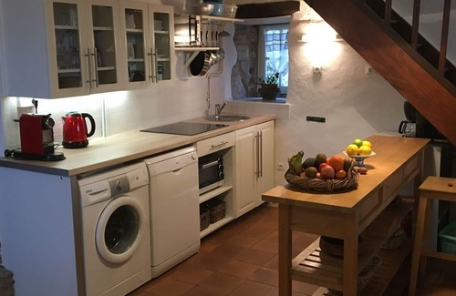 Caylus House | Les gites Perard sleeps 8. Family-friendly and pets welcome. Pool
