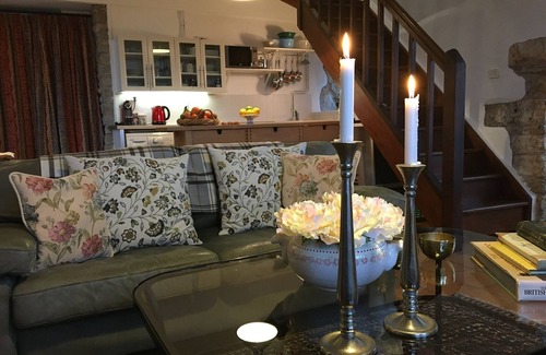 Caylus House | Les gites Perard sleeps 8. Family-friendly and pets welcome. Pool