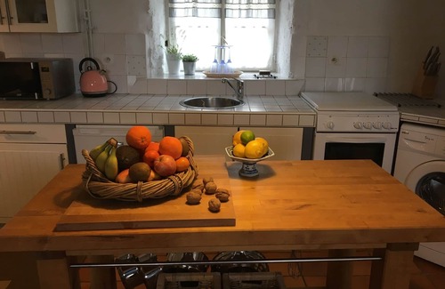 Caylus House | Les gites Perard sleeps 8. Family-friendly and pets welcome. Pool