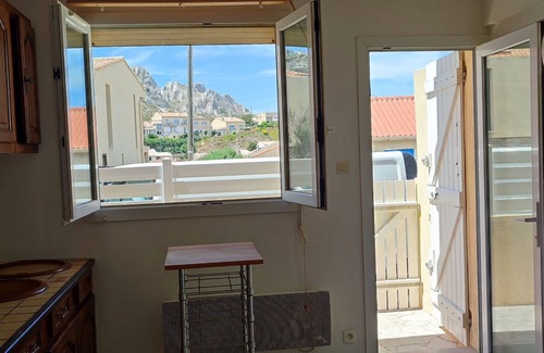 8th Arrondissement House | Les Goudes, vintage cabin overlooking Maïre Island, 2 terraces near the beach