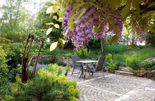 Villegouge Bed & Breakfast | Les Jardins de Camelot