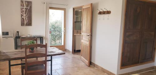 Moustiers-Sainte-Marie Bed & Breakfast | "Les Lauriers" chambre indépendante avec terrasse privée