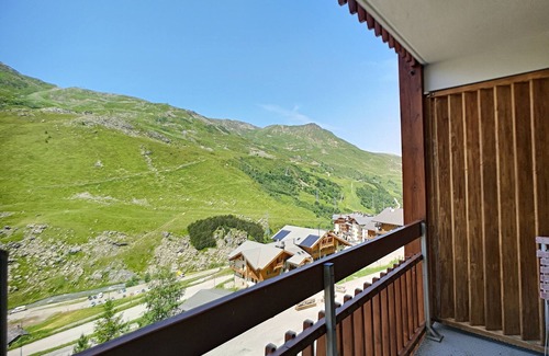 Les Bruyeres Apartment | Les Menuires: 1BR+Mountain Nook, 4 ppl, Balcony, Free Parking, Ski-In/Ski-Out