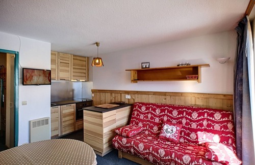 Les Bruyeres Apartment | Les Menuires - 2 rooms, 4 ppl ski-in/ski-out with balcony and ski locker