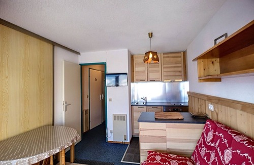Les Bruyeres Apartment | Les Menuires - 2 rooms, 4 ppl ski-in/ski-out with balcony and ski locker
