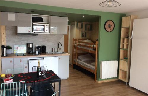 Fort-Mahon-Plage Apartment | Les Obiones, vue latérale mer, Fort Mahon Plage, magnifique studio cabine 4p, avec balcon , parking privé gratuit, wifi, classé 2 étoiles, exposition plein sud en Baie de Somme