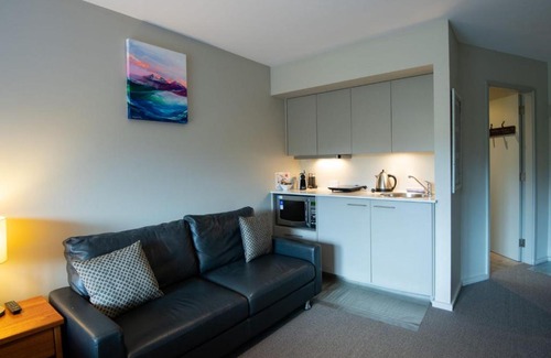 Lake Crackenback House | Les Perrieres Studio - Gym l Indoor Pool l Tennis Court l Cafe l WiFi