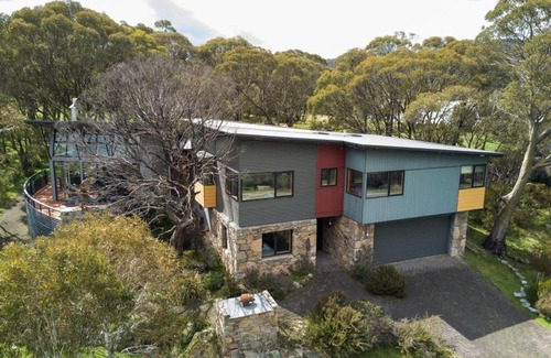 Lake Crackenback House | Les Perrieres Studio - Gym l Indoor Pool l Tennis Court l Cafe l WiFi