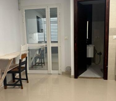 Tina Apartment | Les persiennes usées
