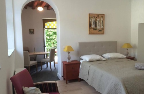 Bohon Bed & Breakfast | Les Roques Apartments in historical Monastery with Terrace