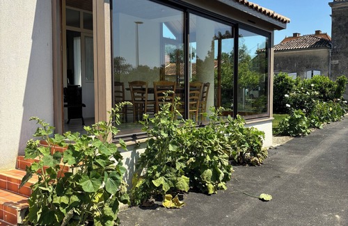 Pere House | Les rosiers welcomes you for 8 people Cosy house near La Rochelle