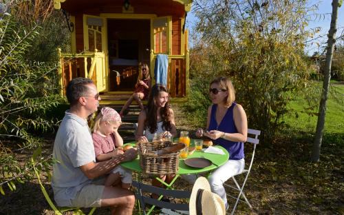 Chenille-Change House | Les Roulottes & Cottages du Moulin