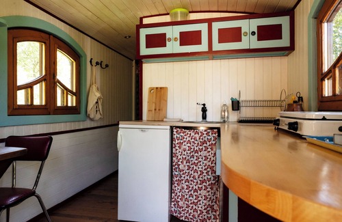 Villeneuve d'Aveyron Ski Chalet | LES ROULOTTES DE RITA, in the countryside, swimming pool, pets welcome!