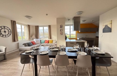 Vierville-sur-Mer Apartment | Les sables d'or Grand apt lumineux bien équipé 1er étage vue panoramique sur campagne près superette, à 600 m plage proche Omaha Beach et pointe du Hoc parking gratuit, garage à disposition