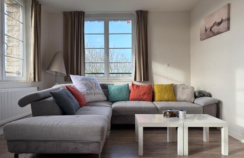 Vierville-sur-Mer Apartment | Les sables d'or Grand apt lumineux bien équipé 1er étage vue panoramique sur campagne près superette, à 600 m plage proche Omaha Beach et pointe du Hoc parking gratuit, garage à disposition