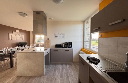Vierville-sur-Mer Apartment | Les sables d'or Grand apt lumineux bien équipé 1er étage vue panoramique sur campagne près superette, à 600 m plage proche Omaha Beach et pointe du Hoc parking gratuit, garage à disposition