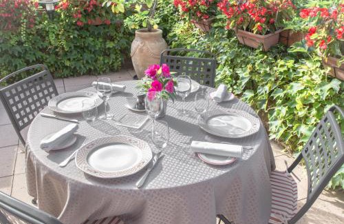 Saint-Jean-Lespinasse Hotel | Les Trois Soleils