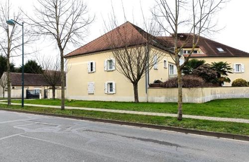 Serris Apartment | Les vergers de Serris, 6 personnes, balcon, lit bébé
