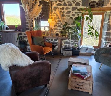 Saint-Pierre-le-Chastel Hotel | Les Volca'lodges de Tournebise