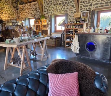 Saint-Pierre-le-Chastel Hotel | Les Volca'lodges de Tournebise