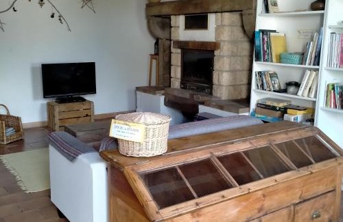 Saint-Clement-de-Regnat House | Les volets rouges