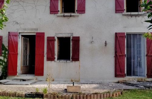 Saint-Clement-de-Regnat House | Les volets rouges