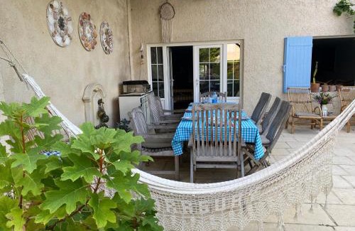 Brie-sous-Mortagne House | Les volets bleus
