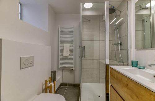 Saint-Vallier Apartment | Les Volets Bleus - Centre ville - WIFI by CLÉ HÔTES